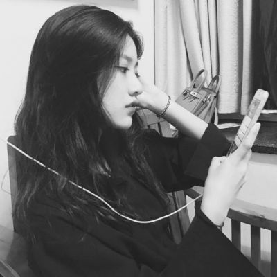 戴耳机的女生头像黑白图片