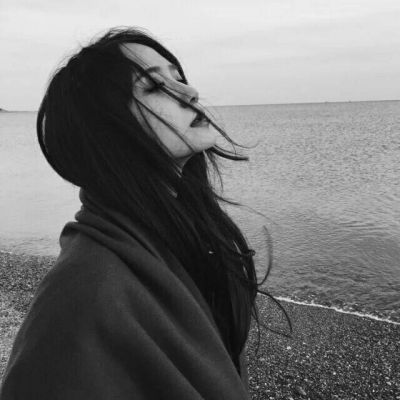 戴耳机的女生头像黑白