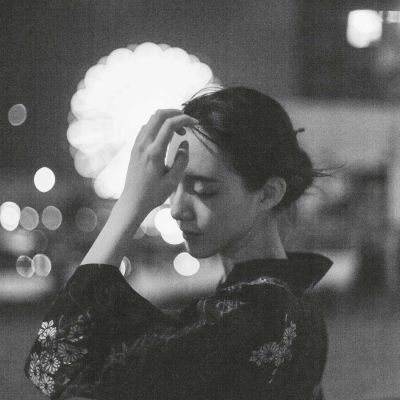 戴耳机的女生头像黑白图片