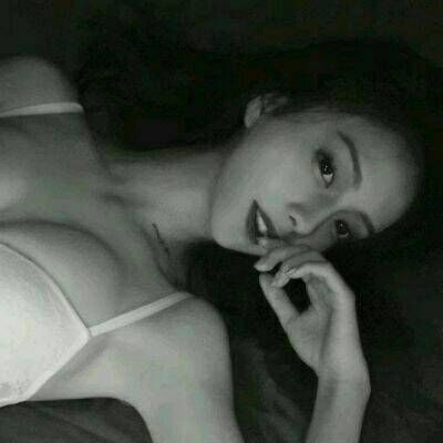 戴耳机的女生头像黑白图片