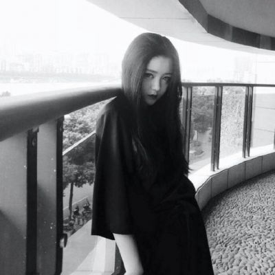戴耳机的女生头像黑白图片