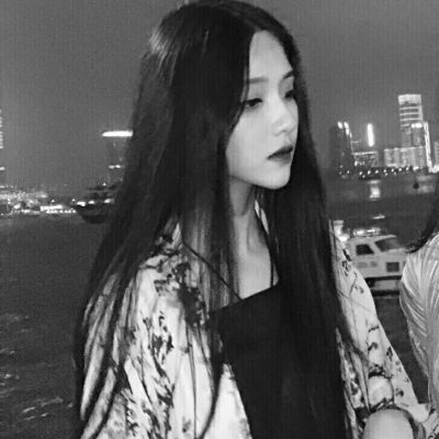 戴耳机的女生头像黑白图片