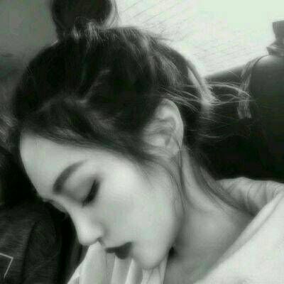 戴耳机的女生头像黑白图片
