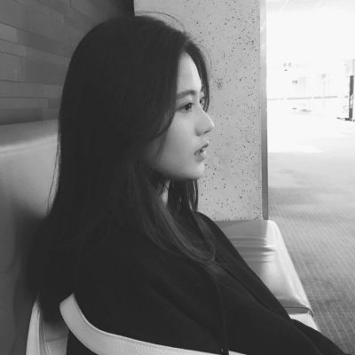 戴耳机的女生头像黑白图片