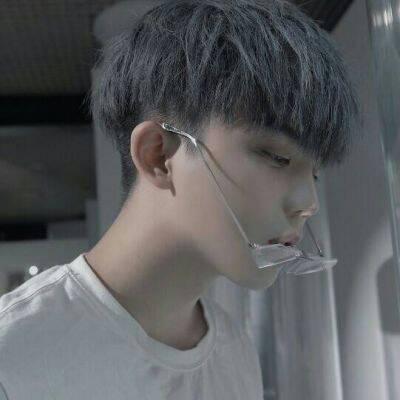 微信男生和小动物合影的头像图片