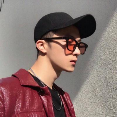 微信男生和小动物合影的头像图片