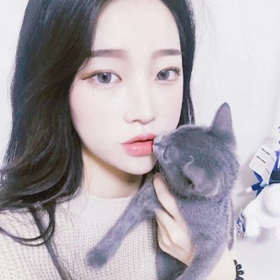 躺着的女生头像个性网图片