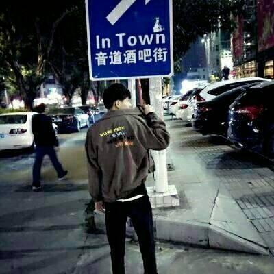 最新微信背影头像二次元头像男生红眸