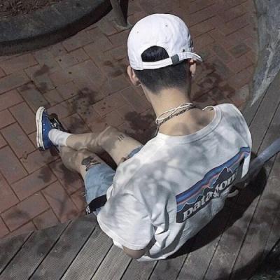 最新微信背影头像二次元头像男生红眸图片