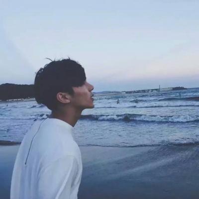 渣男爱用头像图片大全2018最新一个男生躺着睡觉的动漫头像图片
