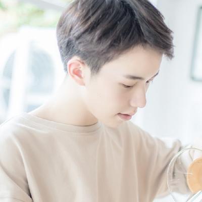 好看的韩系头像在哭的头像男生图片