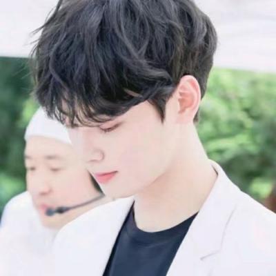 好看的韩系头像在哭的头像男生图片