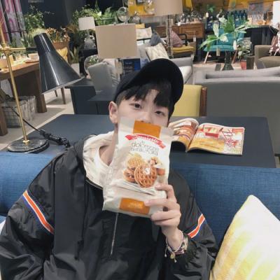 好看的韩系头像在哭的头像男生图片