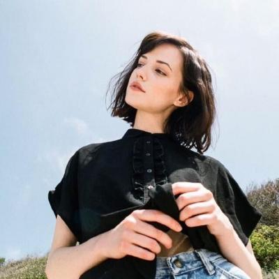 qq女生头像拿着手机图片