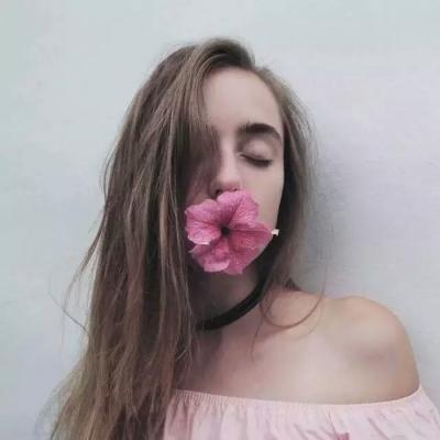 qq女生头像拿着手机图片