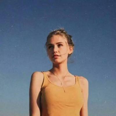 qq女生头像拿着手机图片