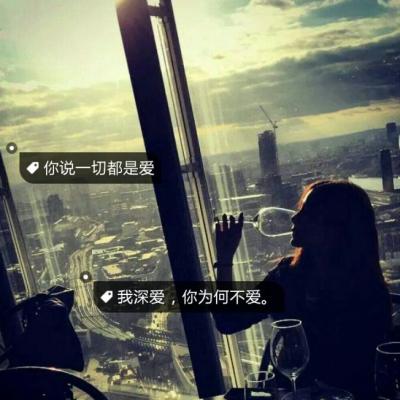 手拿照相机的女生头像
