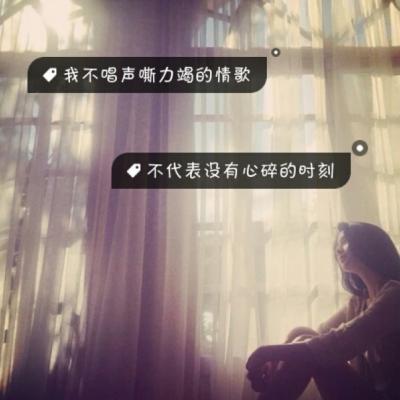 手拿照相机的女生头像图片