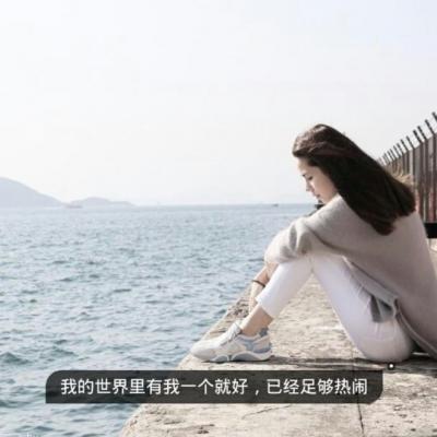 手拿照相机的女生头像图片