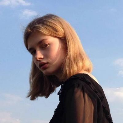 漂在水面上的女生头像图片