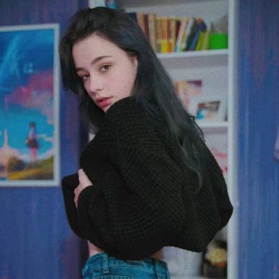 漂在水面上的女生头像图片