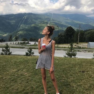 漂在水面上的女生头像图片