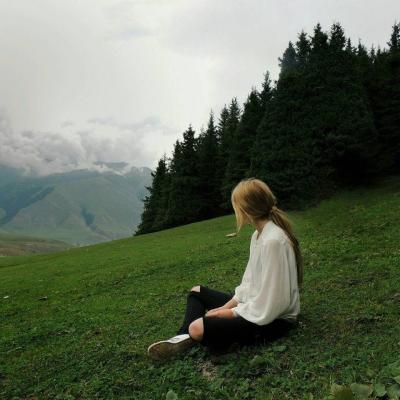 漂在水面上的女生头像图片