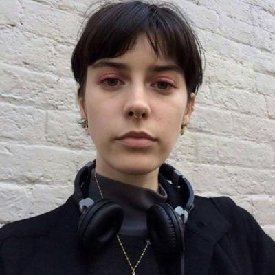漂在水面上的女生头像图片