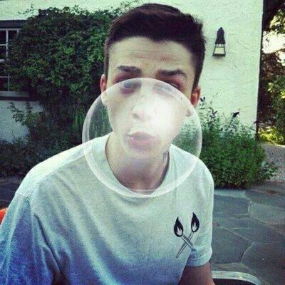 男生拿着青蛙娃娃的情侣头像图片