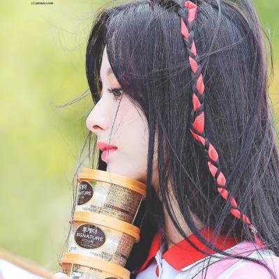 女生黑色衣服高冷头像图片