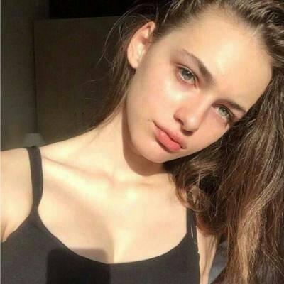 关在笼子里的女生头像图片