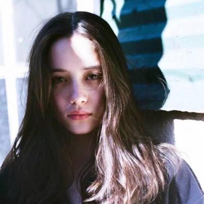 关在笼子里的女生头像图片