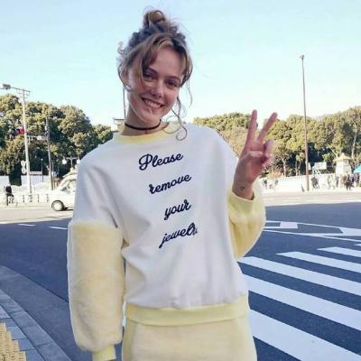 qq女生头像拿手机坐着图片