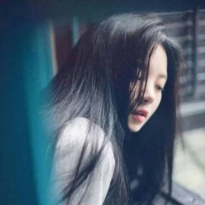 女生抽烟伤感带字头像图片