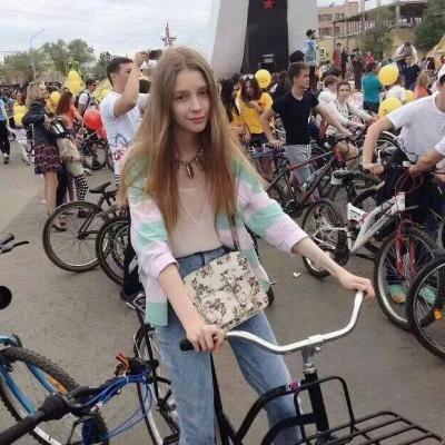 qq头像女生闺蜜3张图片
