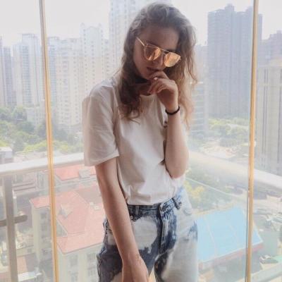 qq头像女生闺蜜3张图片
