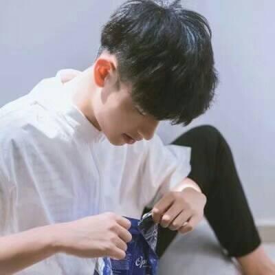 2018男生头像条纹半身长裙搭配图片