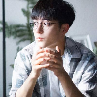阳光帅气的有耳钉的侧脸男生头像图片