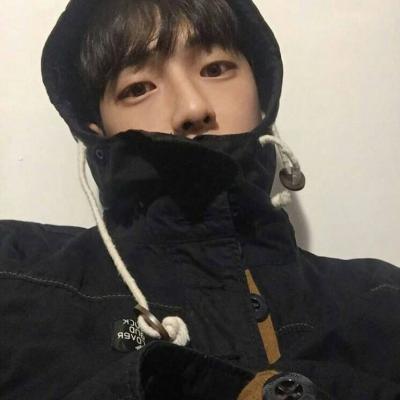 阳光帅气的有耳钉的侧脸男生头像图片