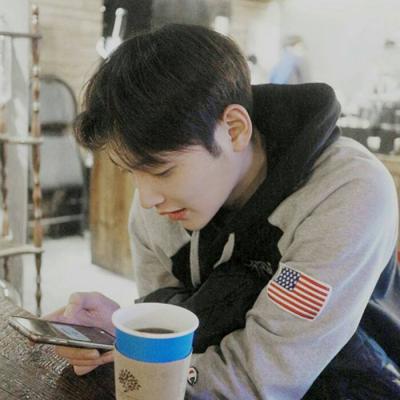 阳光帅气的有耳钉的侧脸男生头像图片