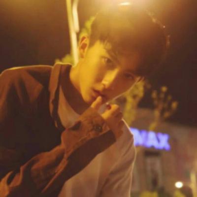 阳光帅气的有耳钉的侧脸男生头像图片