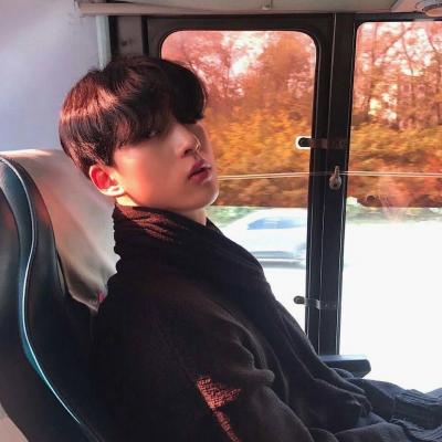 阳光帅气的有耳钉的侧脸男生头像图片