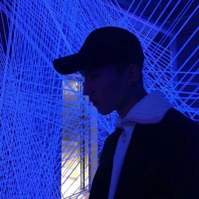 伤感颓废男生头像真人站在海边图片