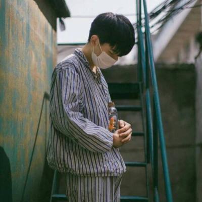 伤感颓废男生头像真人站在海边图片