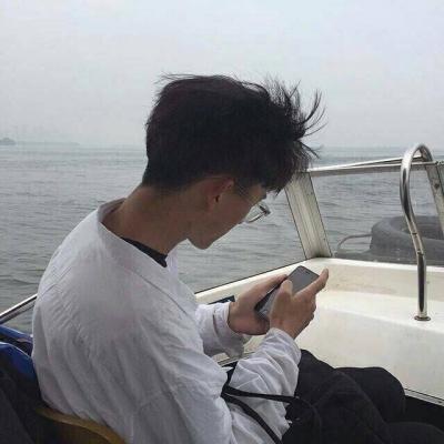 伤感颓废男生头像真人站在海边图片