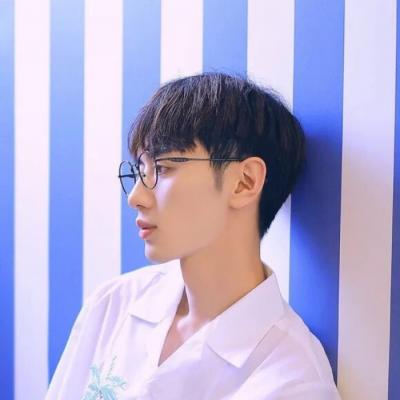 2018qq喜欢用忧郁卡通人物头像的男生图片