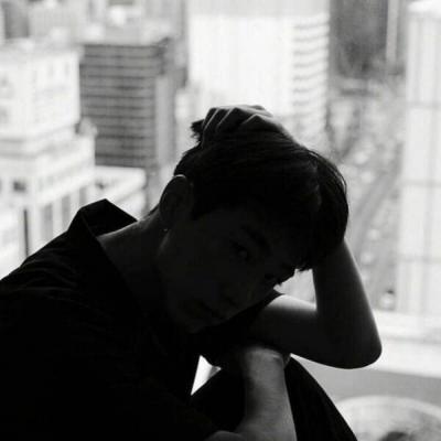 微信头像男沧桑黑白图片2018最新版抽烟的男生动漫头像男图片