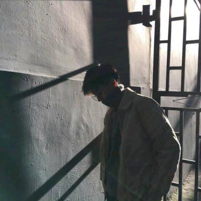 微信头像男成熟80后高清大图灰白头像男生伤感军人图片