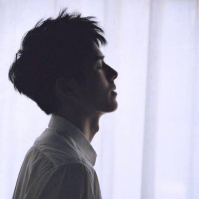 孤单伤感颓废的微博qq动漫头像 男生背影图片