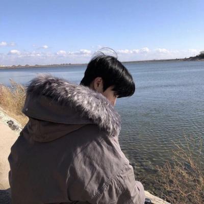 孤单伤感颓废的微博qq动漫头像 男生背影图片